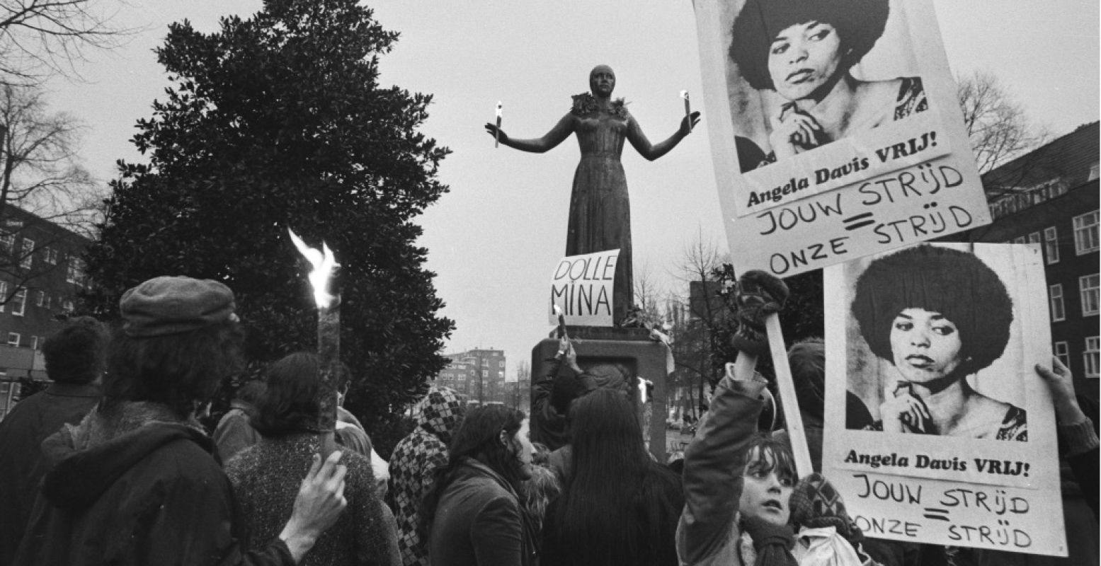 Dolle Mina viert haar eenjarig bestaan met een demonstratie voor Angela Davis, op de Churchilllaan in Amsterdam. Foto: Rob Mieremet/Nationaal Archief.