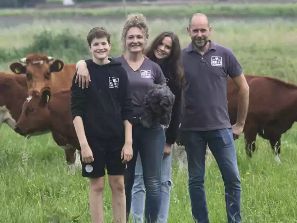 FarmCamps: Hoeve Luyterheyde Het gezin van Hoeve Luyterheyde. Foto: FarmCamps