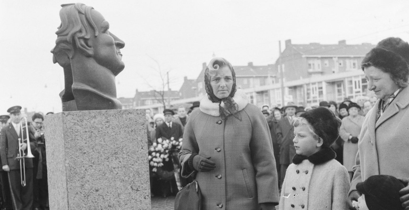 Elisabeth Kraan, de weduwe van Willem Kraan, onthult in Amsterdam-Slotermeer een buste genaamd 'De Antifascist' ter nagedachtenis aan haar echtgenoot. Foto: Nationaal Archief / CC0