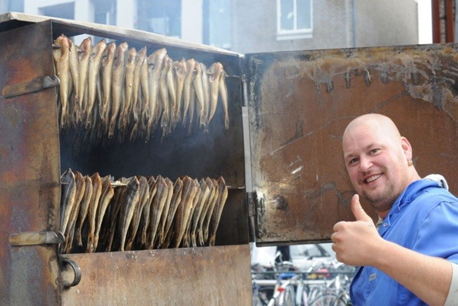 Natuurlijk hoort er gerookte paling bij een schippersfeest. Foto: Henk van Esch