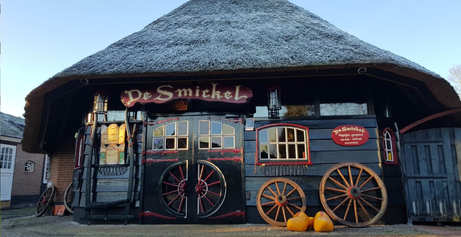 Pannenkoeken worden extra lekker in zo'n mooie boerderij met tuin. Foto: Pannenkoekenboerderij De Smickel