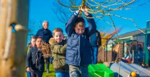 Hup, naar buiten! Bezoek een kinderboerderij of natuurspeeltuin Aan de slag in de natuur! Foto: De Kleine Biesbosch.