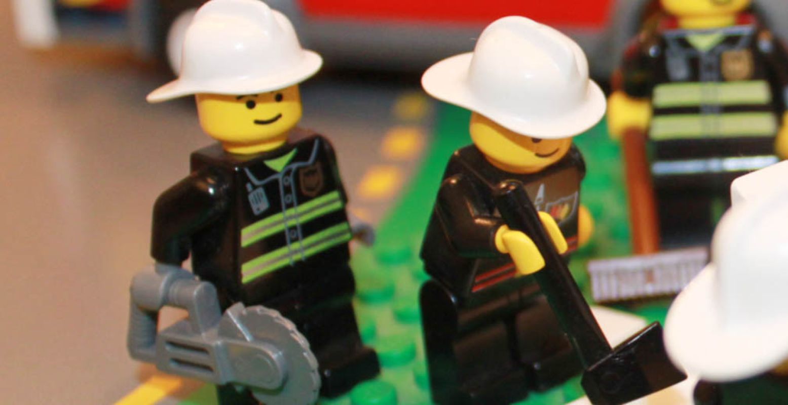 De brandweermannen zijn hard aan het werk in Brandweer LEGO City. Foto: Veiligheidsmuseum PIT.