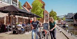 10 gave dingen om te doen in vestingstadje Leerdam Misschien wel de mooiste plek in Leerdam: de Zuidwal met de vierkante muizentorentjes. Foto: Tussen Lek & Linge © Maurice Giltjes