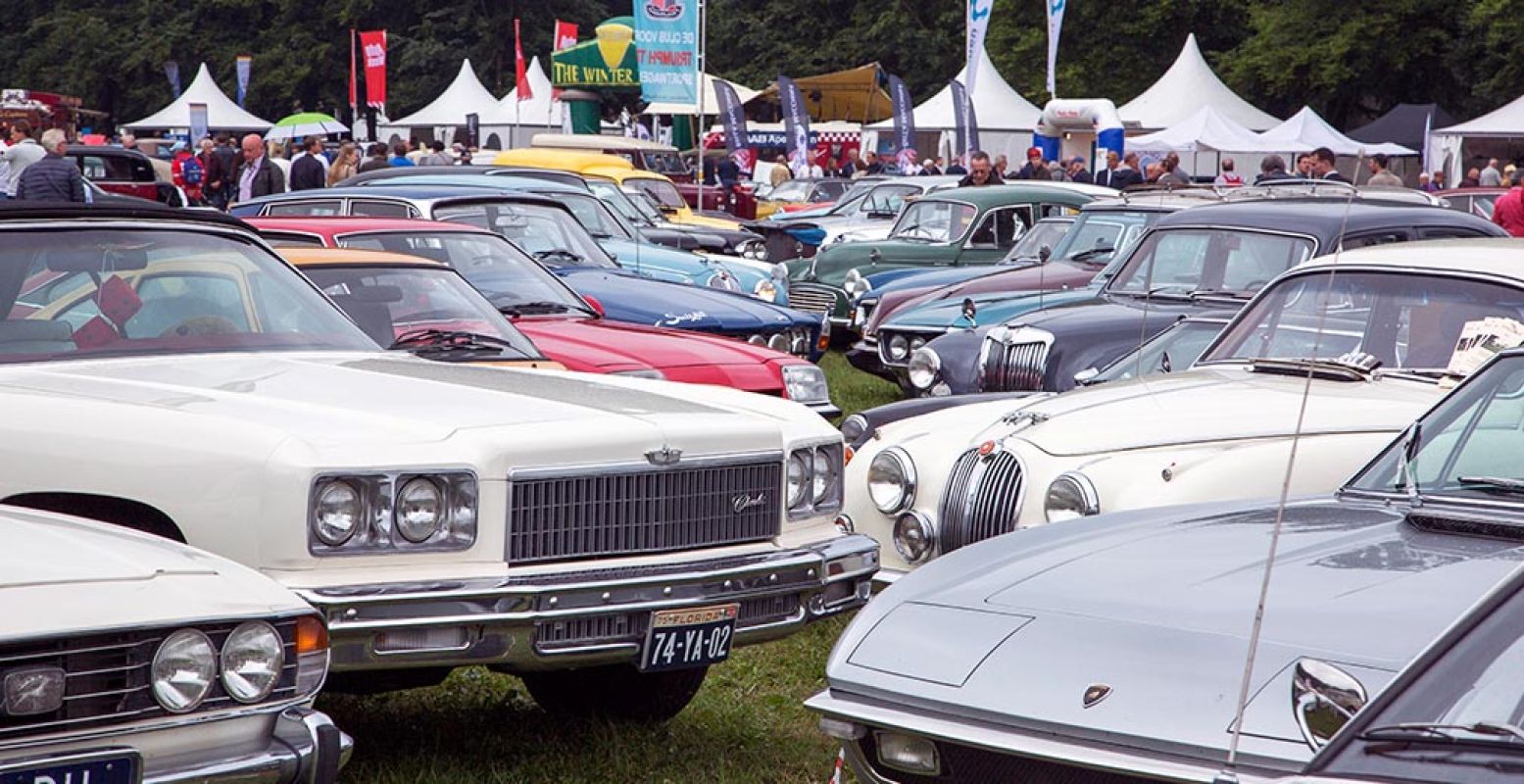 Sla ook zeker de parkeerplaats niet over; hier zie je prachtige auto's van bezoekers. Foto: Paleis Het Loo © Classic Events.