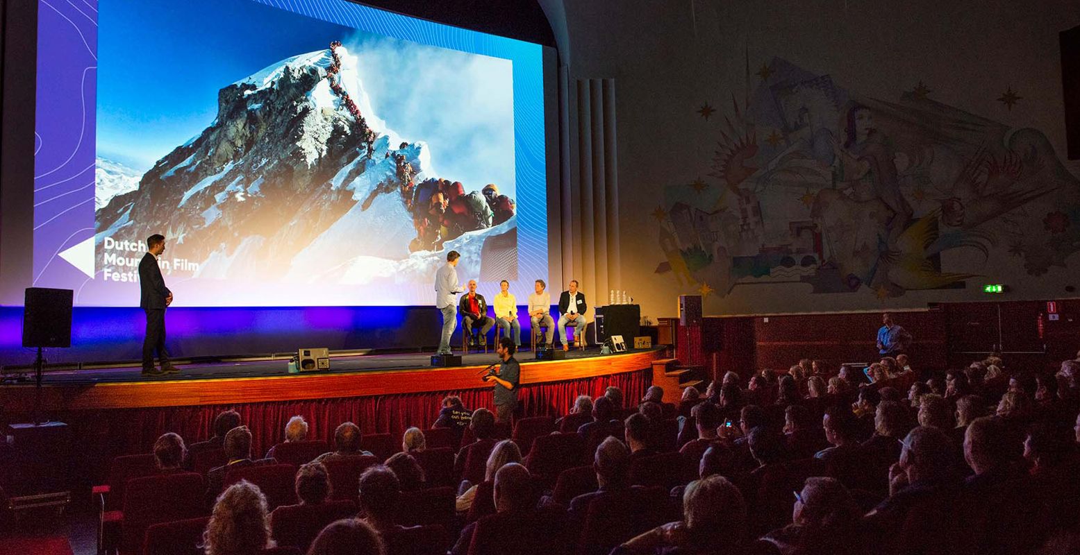 Ga de bergen in via het witte doek tijdens het Dutch Mountain Film Festival. Foto: Pascal Moors