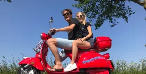 Romantische tips voor jullie eerste uitje samen Samen toeren op een eerste date. Foto: Scooter Experience.