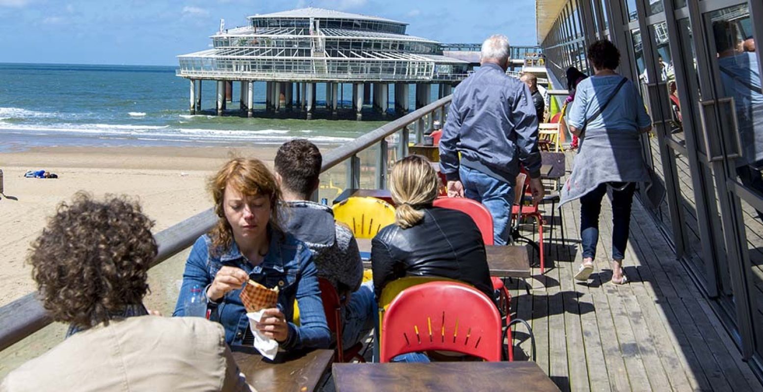 Bij mooi weer is het lekker eten op het dek, in het zonnetje met uitzicht op strand en zee. Foto: Pier Scheveningen © Richard Mulder.