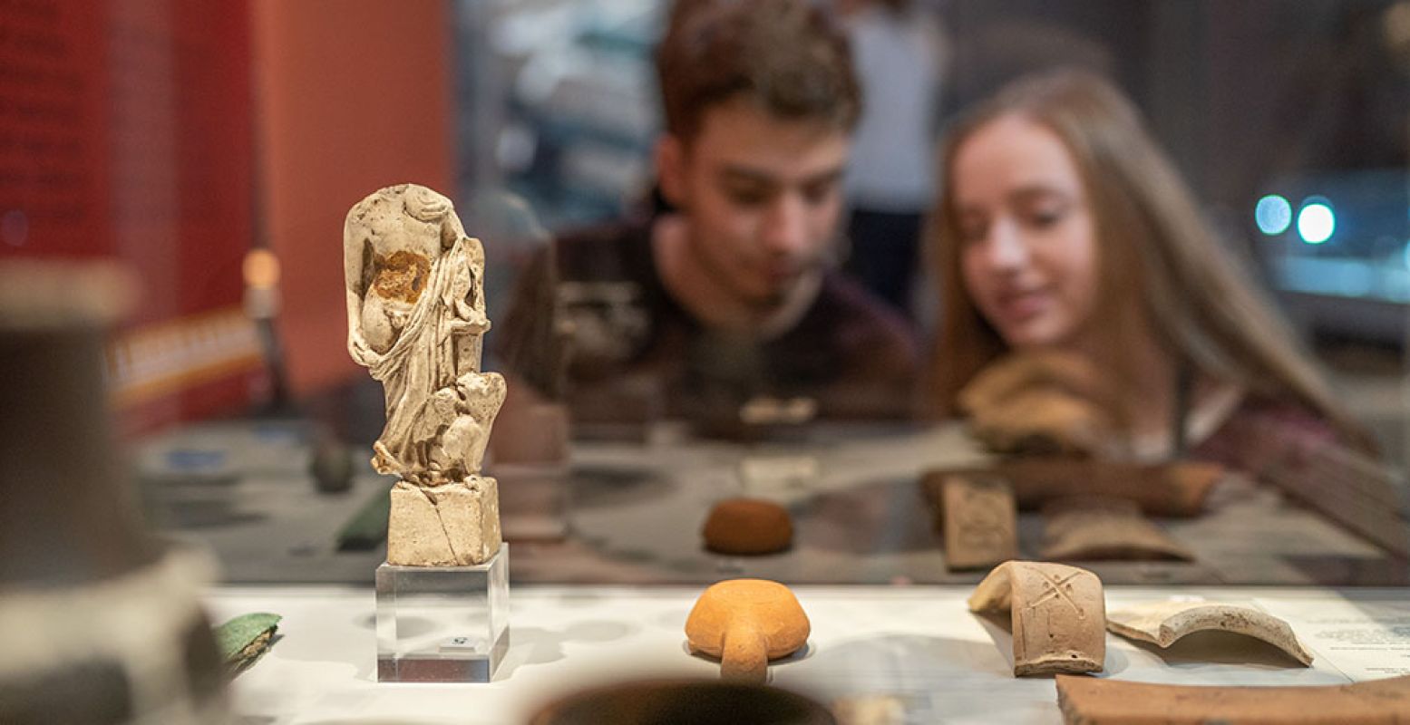 Beleef de Nationale Romeinenweek thuis. Doe mee met de online activiteiten, luister naar verhalen, bekijk video's en bezoek virtueel exposities. Foto: RomeinenNU © Thermenmuseum