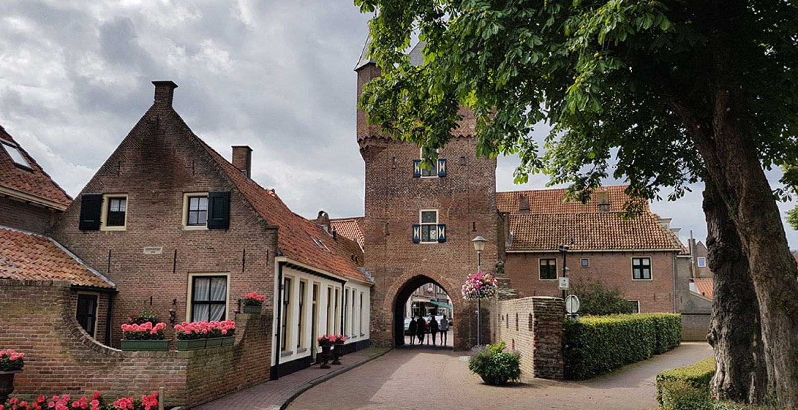 Wandel door de historische stadspoort Hattem in. Foto: DagjeWeg.NL © Tonny van Oosten