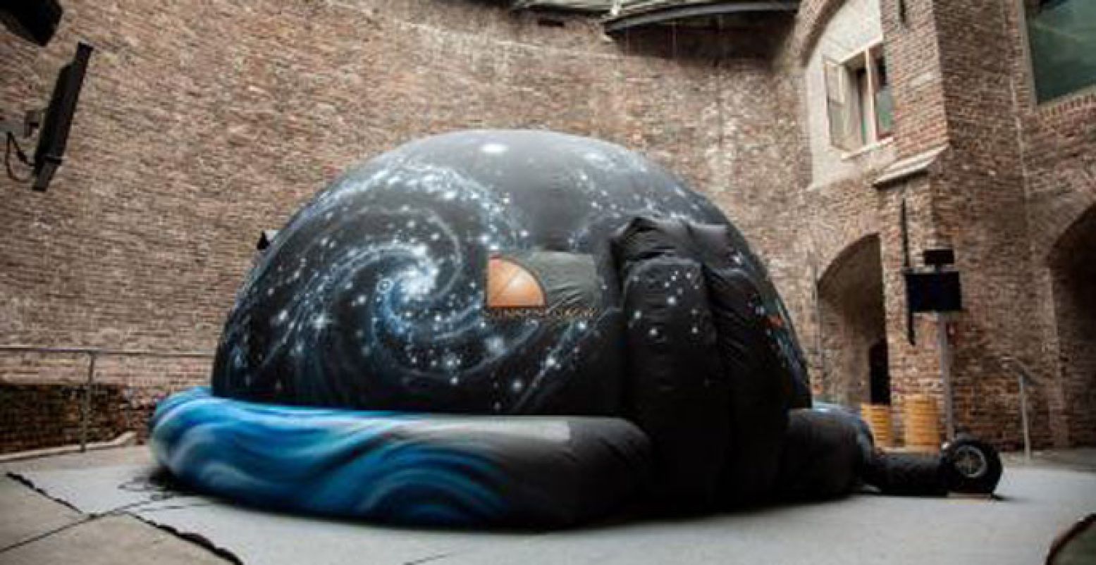 Die opgeblazen bol, dat is het Planetarium! Foto: Sonnenborgh Museum & Sterrenwacht.