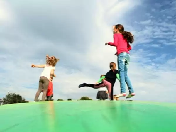 Kinderen springen op het luchtkussen. Foto: De Happyfarm Kinderen springen op het luchtkussen. Foto: De Happyfarm