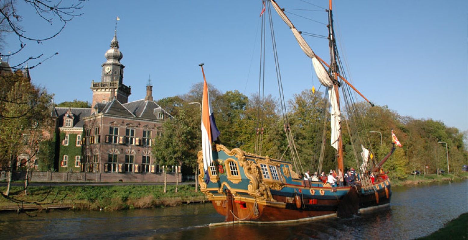 Statenjacht 'de Utrecht' in het water bij Nijenrode. Foto: Het Scheepvaartmuseum