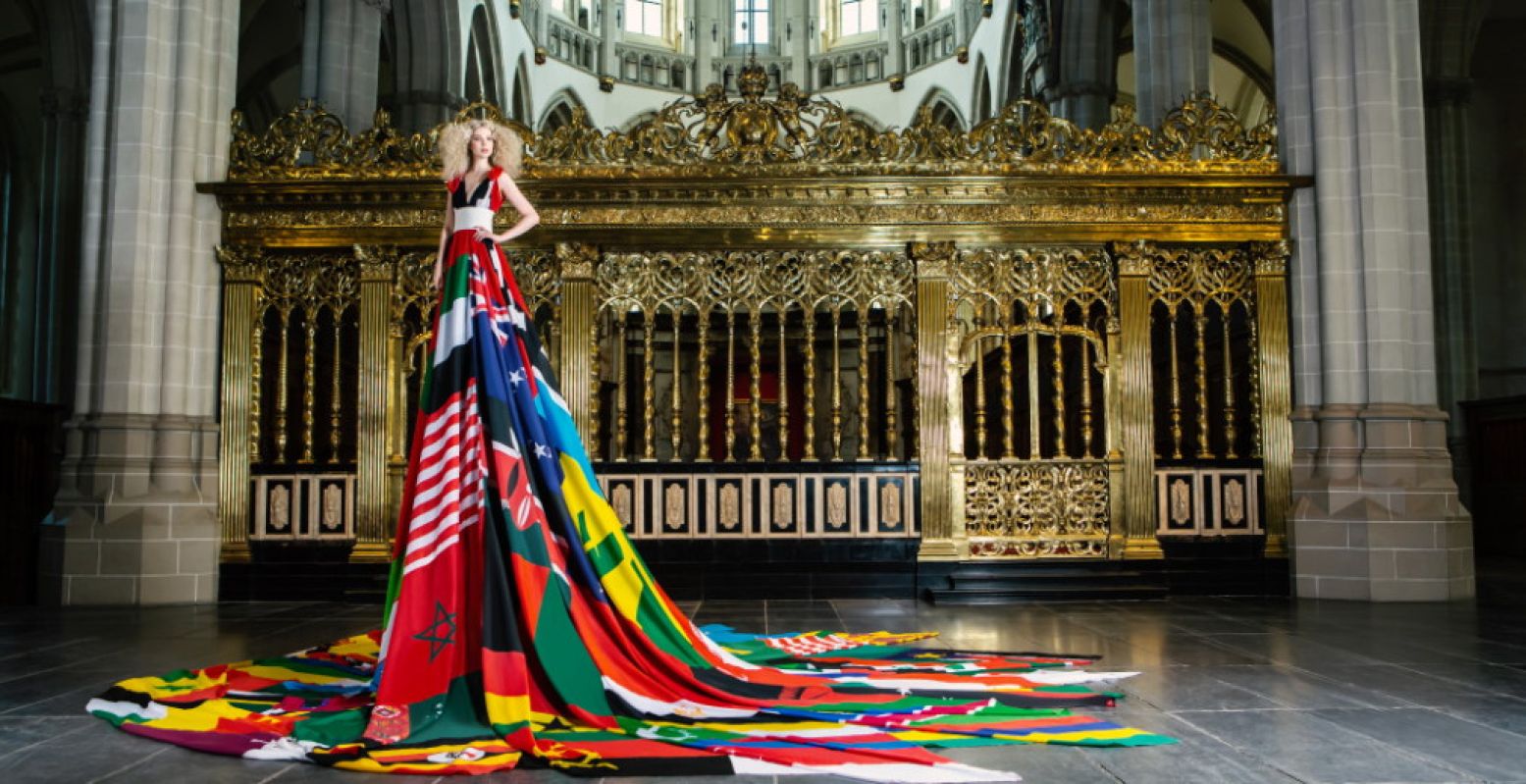 Amsterdam Rainbow Dress. Foto: Dario & Misja, model Valentijn de Hingh