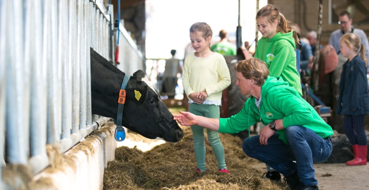 Boerenbedrijven openen hun staldeuren op 27 mei en 6 juni! Foto: Campina Open Boerderijdagen © Martine Berendsen.