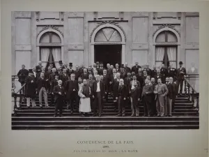 Tentoonstelling 125 jaar Stad van Vrede & Recht Foto: Gedelegeerden Eerste Haagse Vredesconferentie (1899) op de trappen van Huis ten Bosch, Den HaaFoto geüpload door gebruiker.