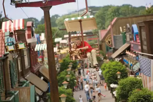 Attractiepark Slagharen Met de kabelbaan over Main Street. Foto: Attractiepark Slagharen