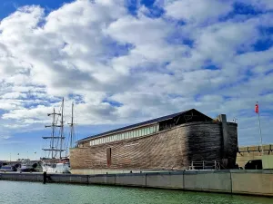 De VerhalenArk in de haven. Foto: Bigship B.V.