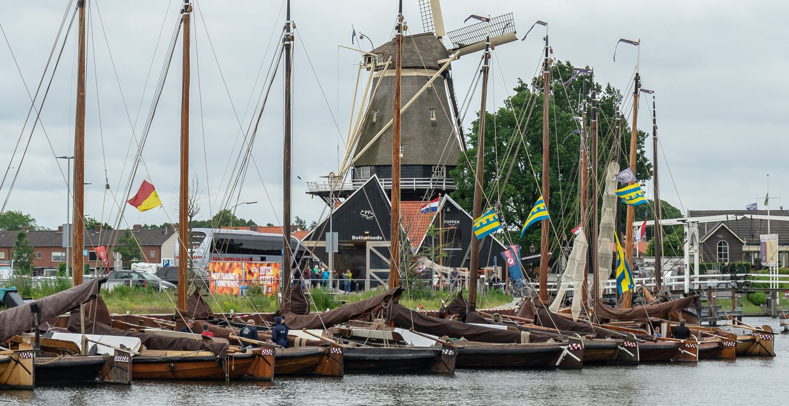 Botters aan de kade, vlakbij de Vischafslag en de Botterloods. Foto: Bottermuseum