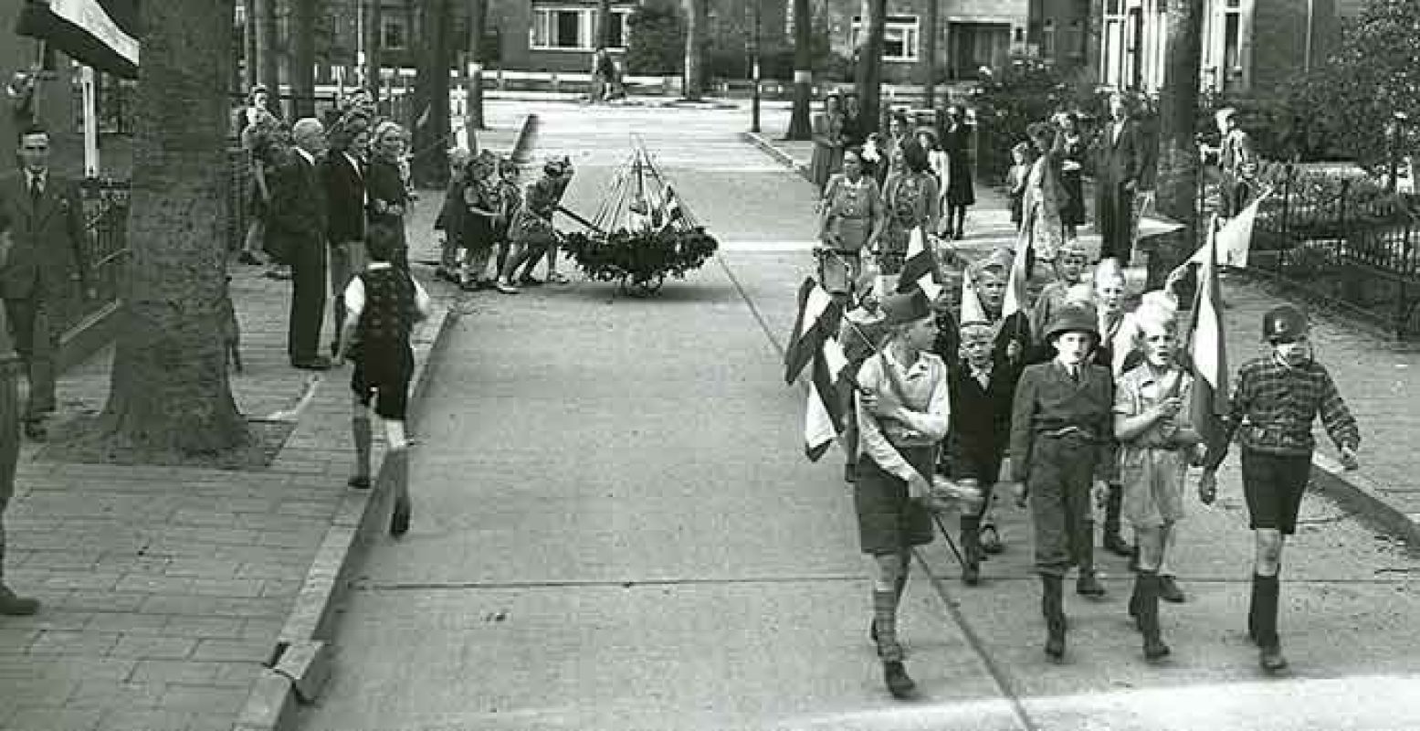 Kinderoptocht in de straat. Foto: G. Barry Gilroy; CODA Museum