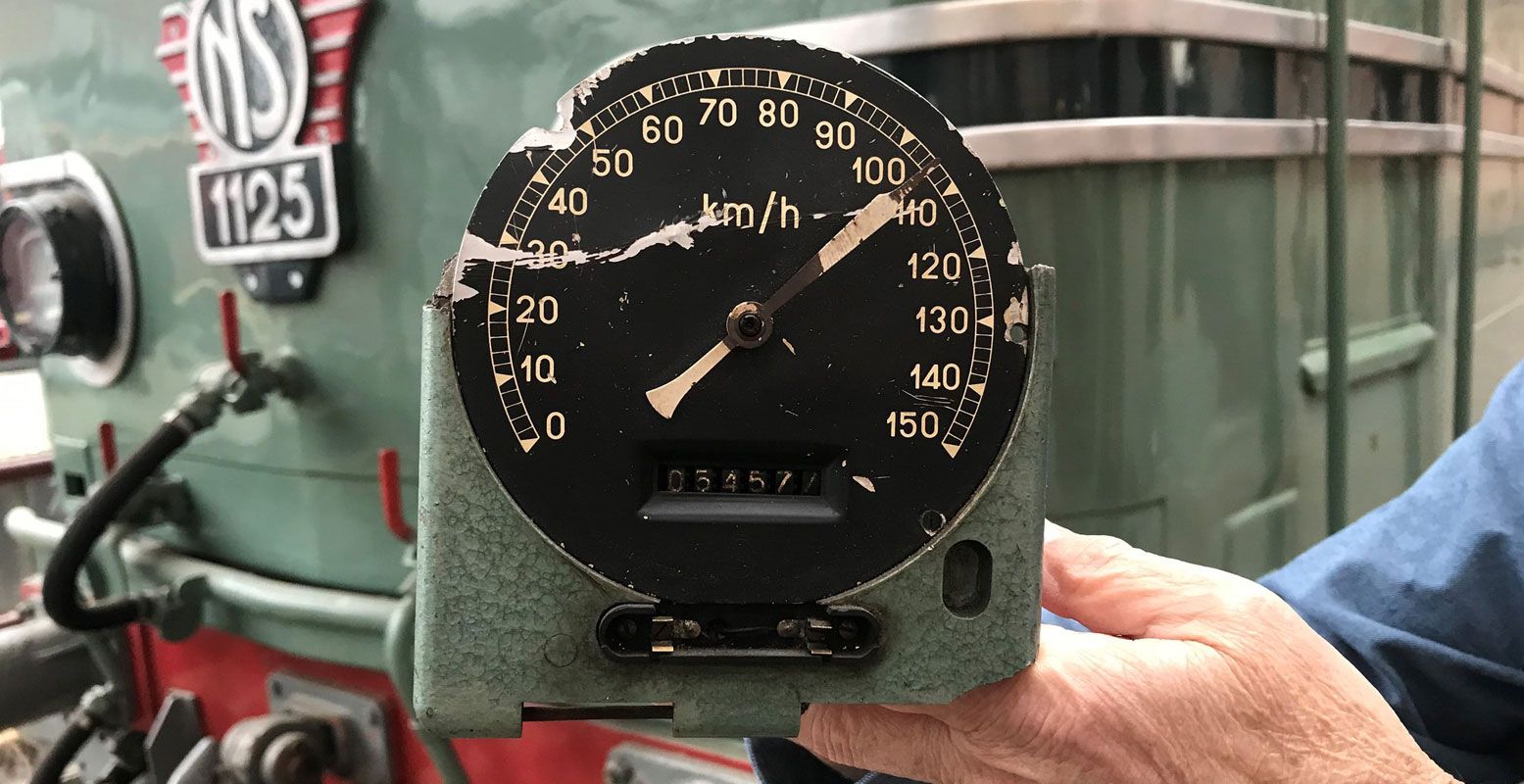 De snelheidsmeter van de locomotief geeft 107 kilometer per uur aan. Foto: Spoorwegmuseum