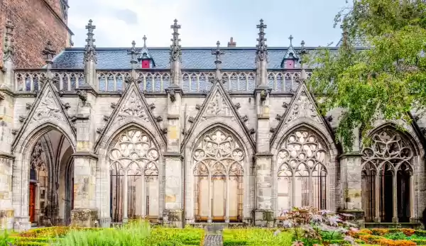 Bezoek eens een klooster! In het Utrechtse Pandhof stap je zo in de sfeer van een middeleeuws klooster. Foto: Utrecht Marketing © Jelle Verhoeks