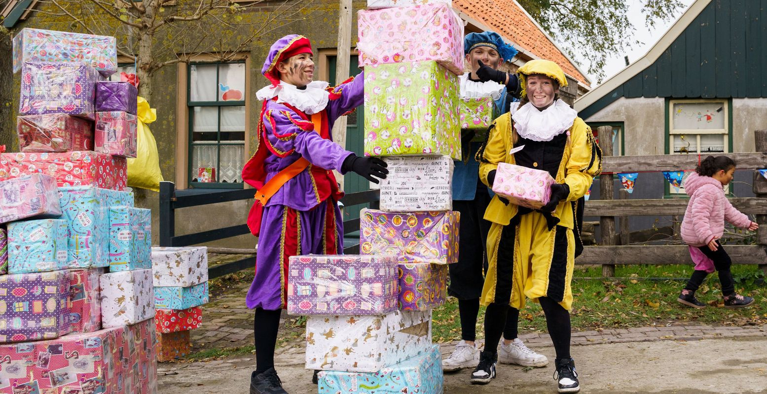 Doe mee aan het pakjes-stapelen-spel in gezellige Pietendorp. Foto: Studio Merike