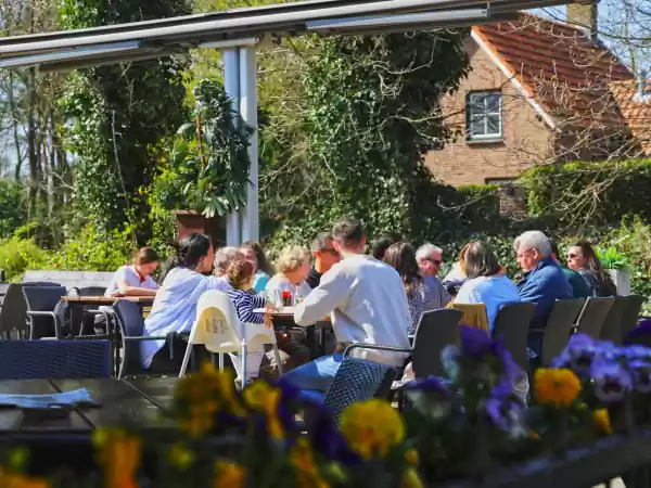 Lekker kletsen en goed eten: neem plaats op het terras van het eetcafé. Foto: Natuurpoort van Loon