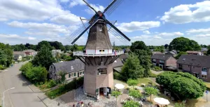 Op jacht naar de mooiste molens van Nederland Daams' Molen in Vaassen torent fier boven alles uit. Foto: Koffie- en Theehuys De Korenmolen