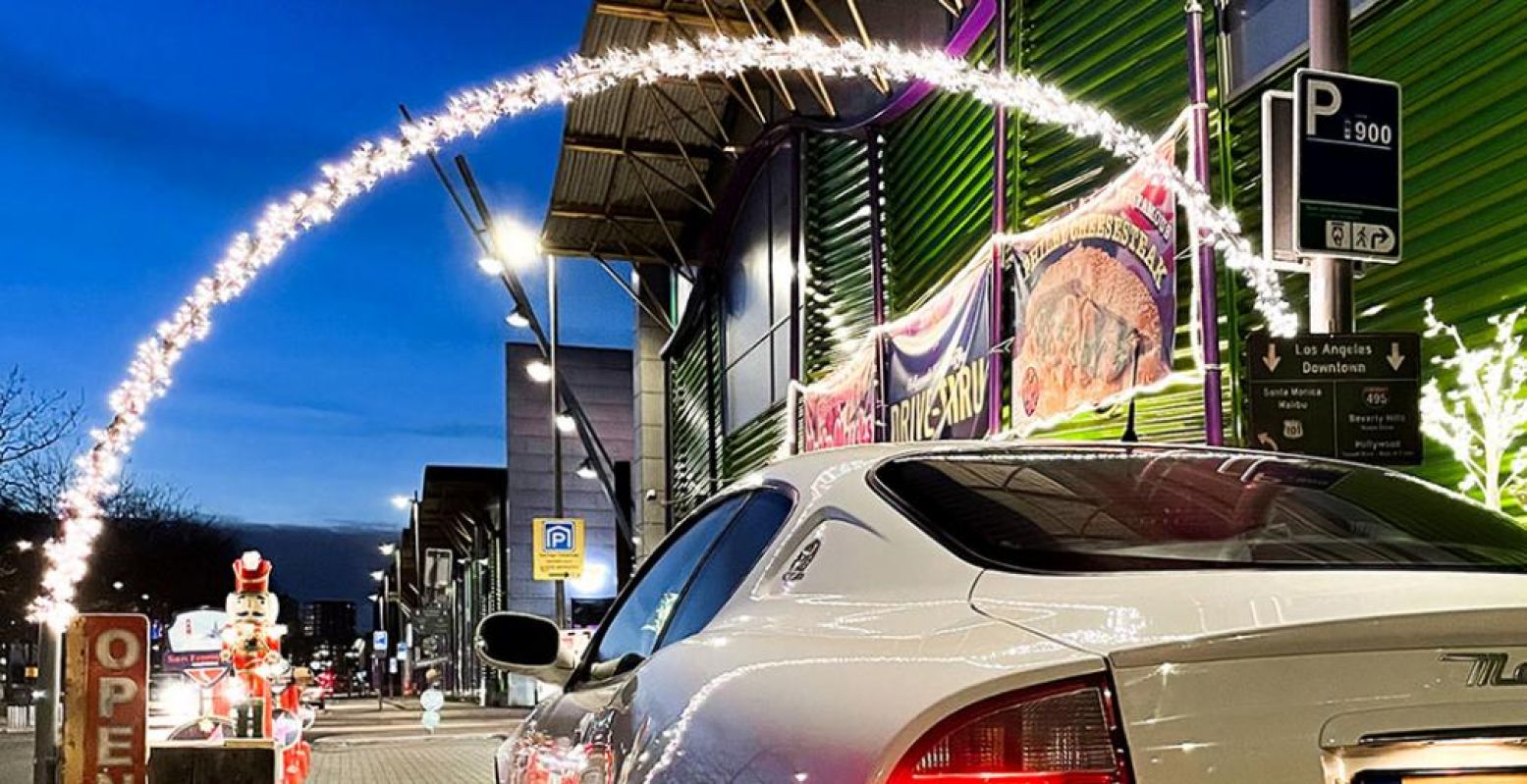 Je voelt je meteen in feeststemming als je de vrolijk verlichte drive thru van Hollywood Café Rotterdam inrijdt. Foto: Hollywood Café Rotterdam © Gabriël van Meerwijk