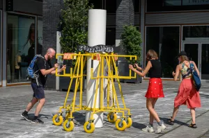 Pop-up kunstfestival Fotobeschrijving: De reuringsdienst stoepkrijgt. Foto: Jostijn Ligtvoet.