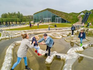 Speelbos, natuurspeeltuin of speelplaats in bos met kinderen - Mamaliefde