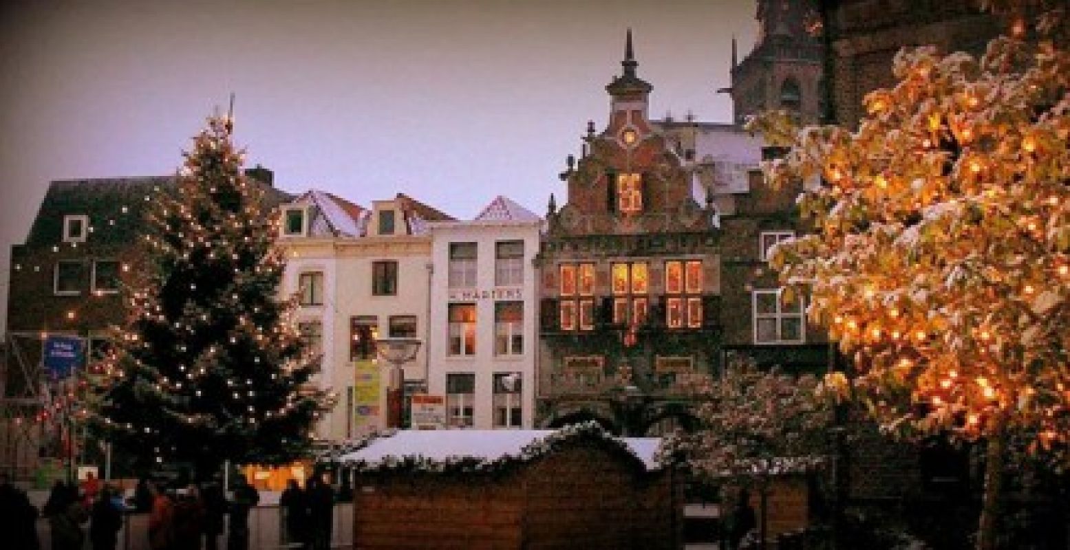 Een plein vol winterse gezelligheid tijdens Kerstmarkt Nijmegen. Foto: Nijmeegse Kerstmarkt.