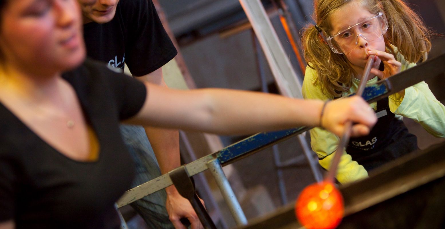 Nog ideeën nodig voor je bucketlist? Wat dacht je van een spectaculaire workshop glasblazen bij de Glasblazerij? Foto: Nationaal Glasmuseum Leerdam