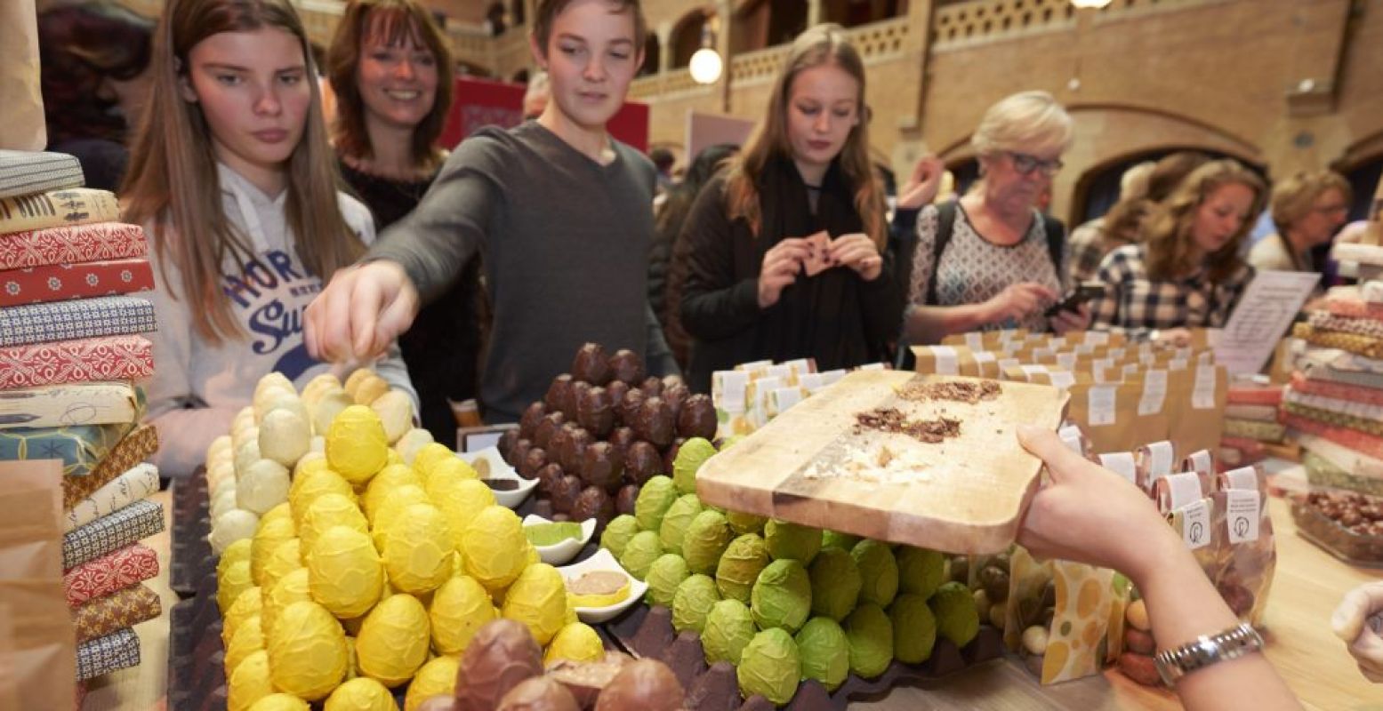Verschillende chocolademakers bieden hun koopwaar aan. Foto: Chocoa Festival