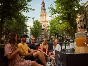 Ontspannen op de Amsterdamse grachten. Foto: Bootuitjes.nl