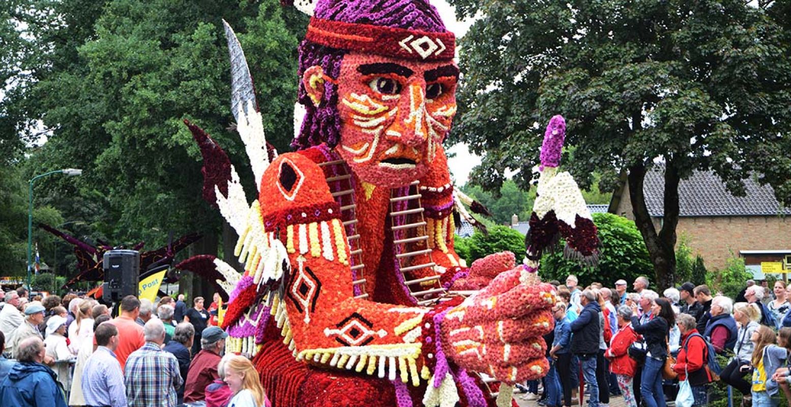 Vrijwilligers werken maandenlang aan de mooiste praalwagens. Foto: Bloemencorso Leersum.