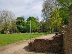 Het Torckpark in Wageningen met rechts de overblijfselen van de oude stadsmuur. Foto: DagjeWeg.NL