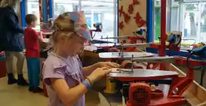 Vergeet de tijd in De Spelerij - De Uitvinderij Zelf de mooiste vorm zagen uit hout en daarna beschilderen. Foto: DagjeWeg.NL