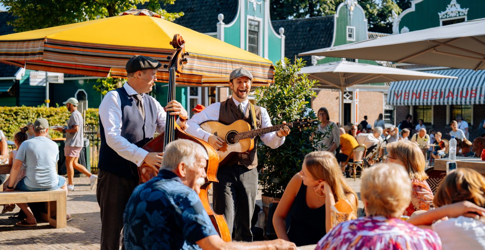 Geniet op het terras van leuke (live)muziek. Foto: Nederlands Openluchtmuseum © Linde Berends Geniet op het terras van leuke (live)muziek. Foto: Nederlands Openluchtmuseum © Linde Berends