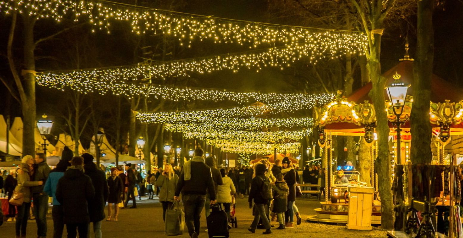 Loop onder duizenden lichtjes op de Royal Christmas Fair in Den Haag. Foto: © Anne de Rijk Fotografie.
