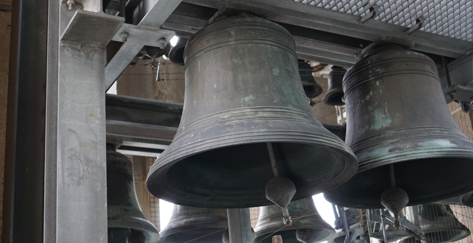 We kunnen de klokken van het carillon bijna aanraken. Foto: DagjeWeg.NL