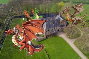 Fotobeschrijving: Draken boven kasteel Hernen. Foto: (c) Kasteel Hernen.