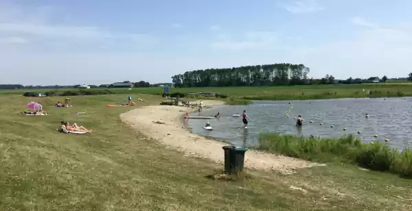 Mooie recreatieplassen en stranden in Noord-Nederland Genieten van het mooie weer aan zwemvijver de Swanneblom. Foto: Gauke Kuiken