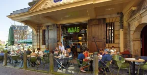 Je hoeft geen honger te lijden in Leiden Of in de zomer op het terras, met mooi uitzicht op het bruisende Leiden. Foto: Debuut, De Waag.