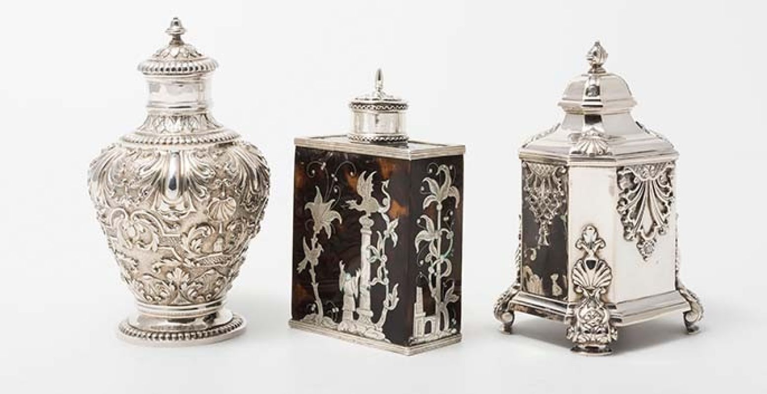 Drie zilveren theebussen (de middelste heeft elementen van schildpad), respectievelijk uit 1723, 1700 en 1754. Foto: Noordbrabants Museum