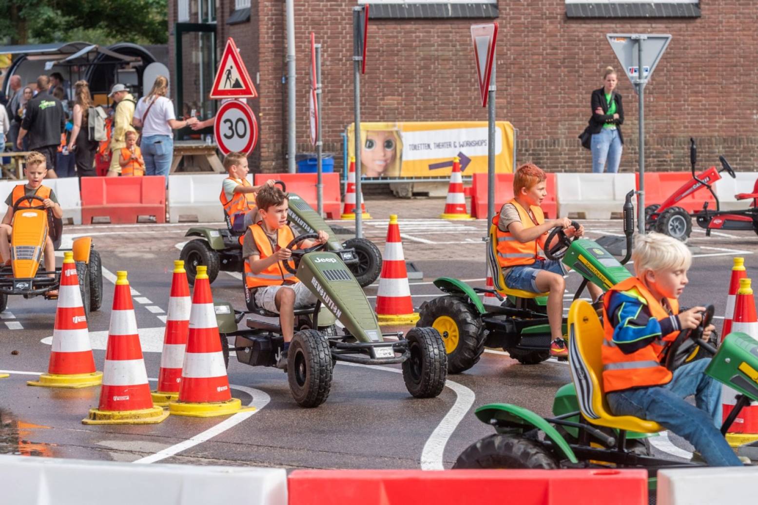 Racen over het nagebouwde bouwterrein. Foto: Jij Bouwt de Toekomst Racen over het nagebouwde bouwterrein. Foto: Jij Bouwt de Toekomst