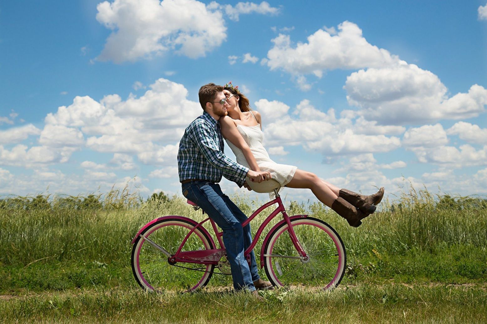 Geniet van een date tijdens Pinksteren. Huur bijvoorbeeld samen een fiets en verken de omgeving. Foto: Karen Warfel via  Pixabay 