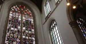 Oude Kerk Delft: de Nederlandse Toren van Pisa Alle ramen zijn gebrandschilderd en vertellen een eigen (Bijbels) verhaal. Foto: DagjeWeg.NL.