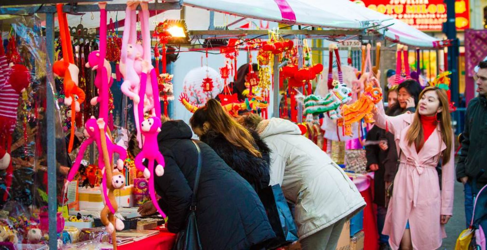 Gezellige kraampjes met kleurrijke attributen. Foto: Chinees Nieuwjaar Rotterdam © Evert Buitendijk